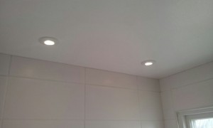 Montering av ledspotlights vid badrumsrenovering.