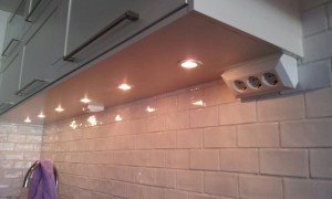 Se till att få en bra arbetsbelysning när du renoverar ditt kök.  Här har jag monterat spotlights över köksbänken. De är dimbara för att få ett bra arbetsljus och även kunna dimra ned till ”mysbelysning”.  Jag har även monterat ett användarvänligt vägguttag.